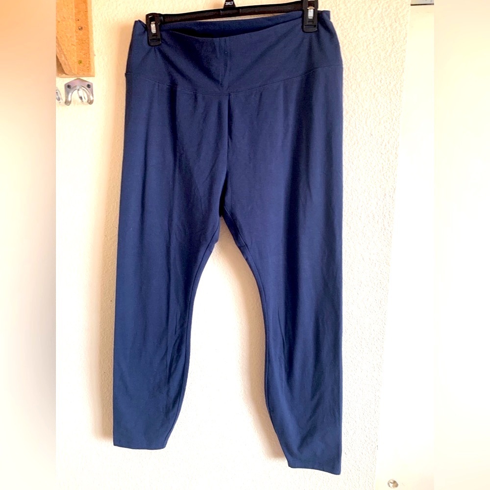 NWT Simply aVera Vera Wang Navy leggings